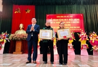 Đ/c Kiều Văn Thanh - Uỷ viên Ban Thường vụ, Trưởng Ban tổ chức Huyện uỷ trao huy hiệu 60 năm tuổi đảng