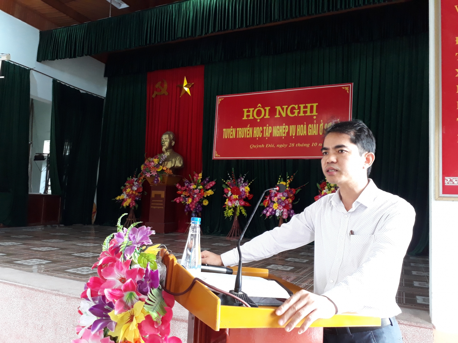 Đồng chí Hồ Hữu Hưng trưởng phòng Tư pháp huyện tuyên truyền nghiệp vụ hoà giải