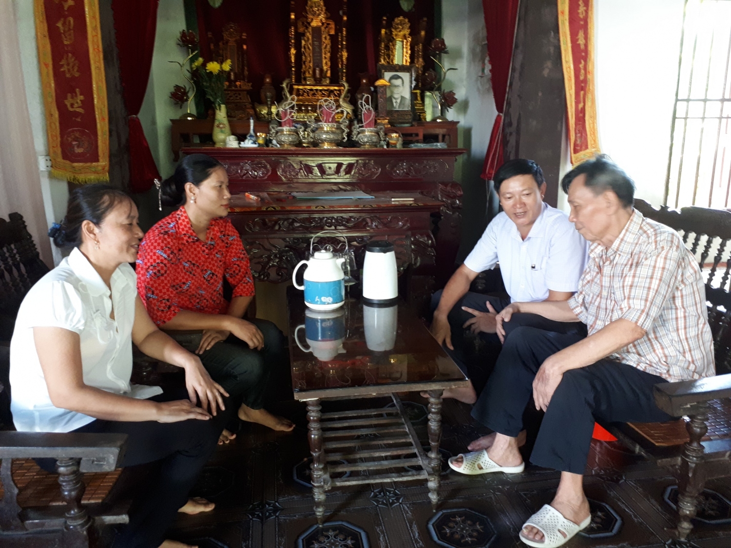 Đ/c Hồ Quang Tuấn - Bí thư Đảng ủy, Chủ tịch HĐND thăm hỏi các gia đình chính sách