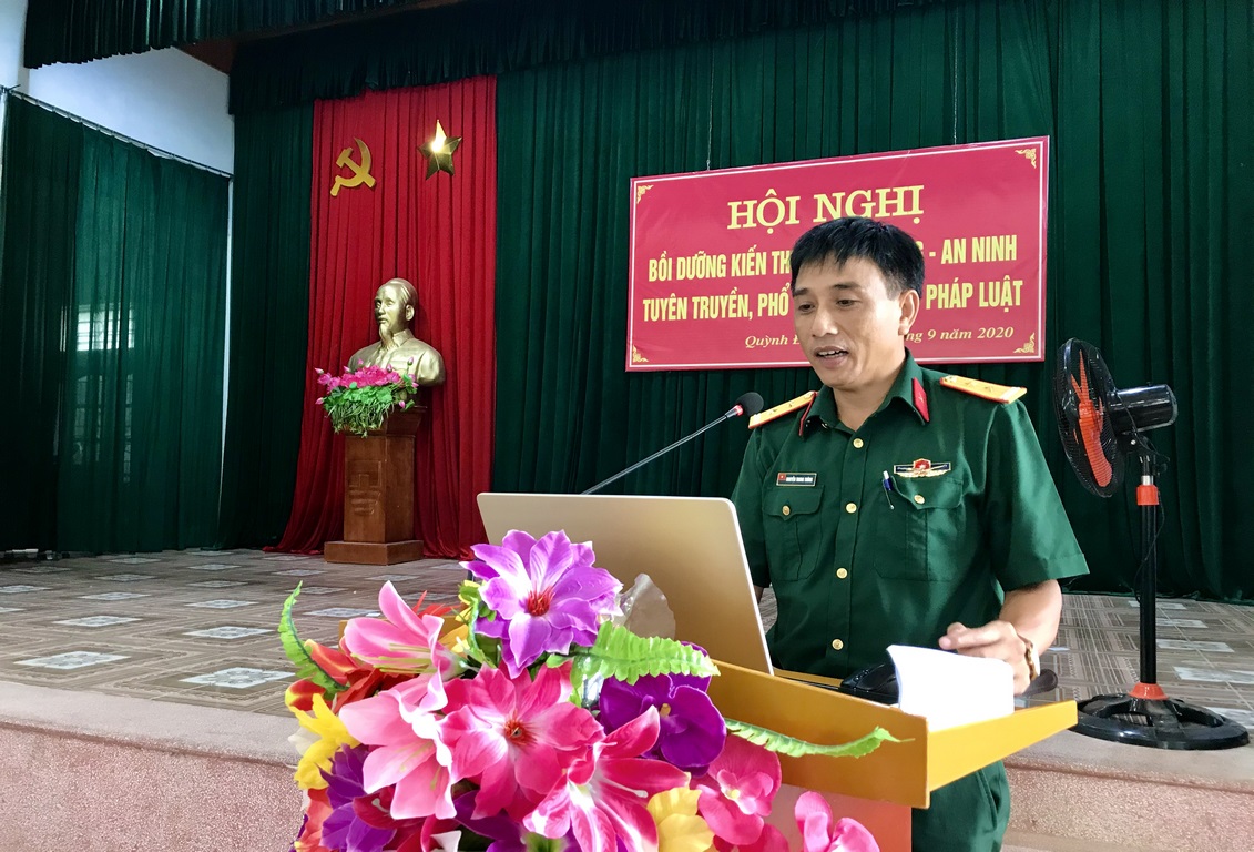 Đ/c Trung tá Nguyễn Trung Thông - Phó CHT, Tham mưu trưởng Ban CHQS huyện thông qua các chuyên đề