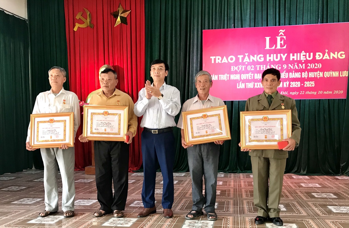 Đ/c Thượng tá Tạ Đình Tuấn - UVBTV Huyện ủy, Trưởng Công an Huyện trao tặng huy hiệu đảng cho các đ/c 40 năm tuổi đảng