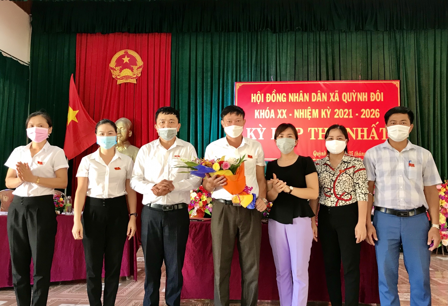 Bà Hồ Thị Duyên tặng hoa chúc mừng các ông, bà trúng vào các chức danh HĐND xã khoá XX