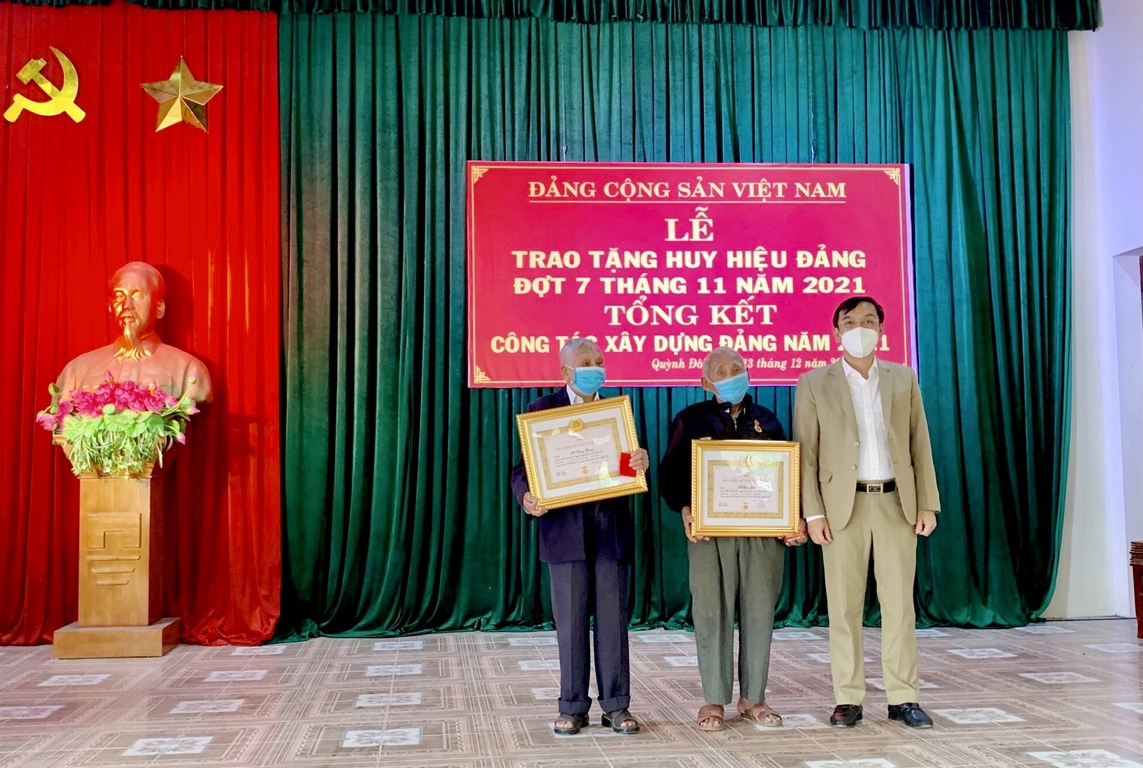 Đ/c Thượng tá Tạ Đình Tuấn - Uỷ viên BTV Huyện uỷ, Trưởng Công an Huyện trao HHĐ cho các đồng chí