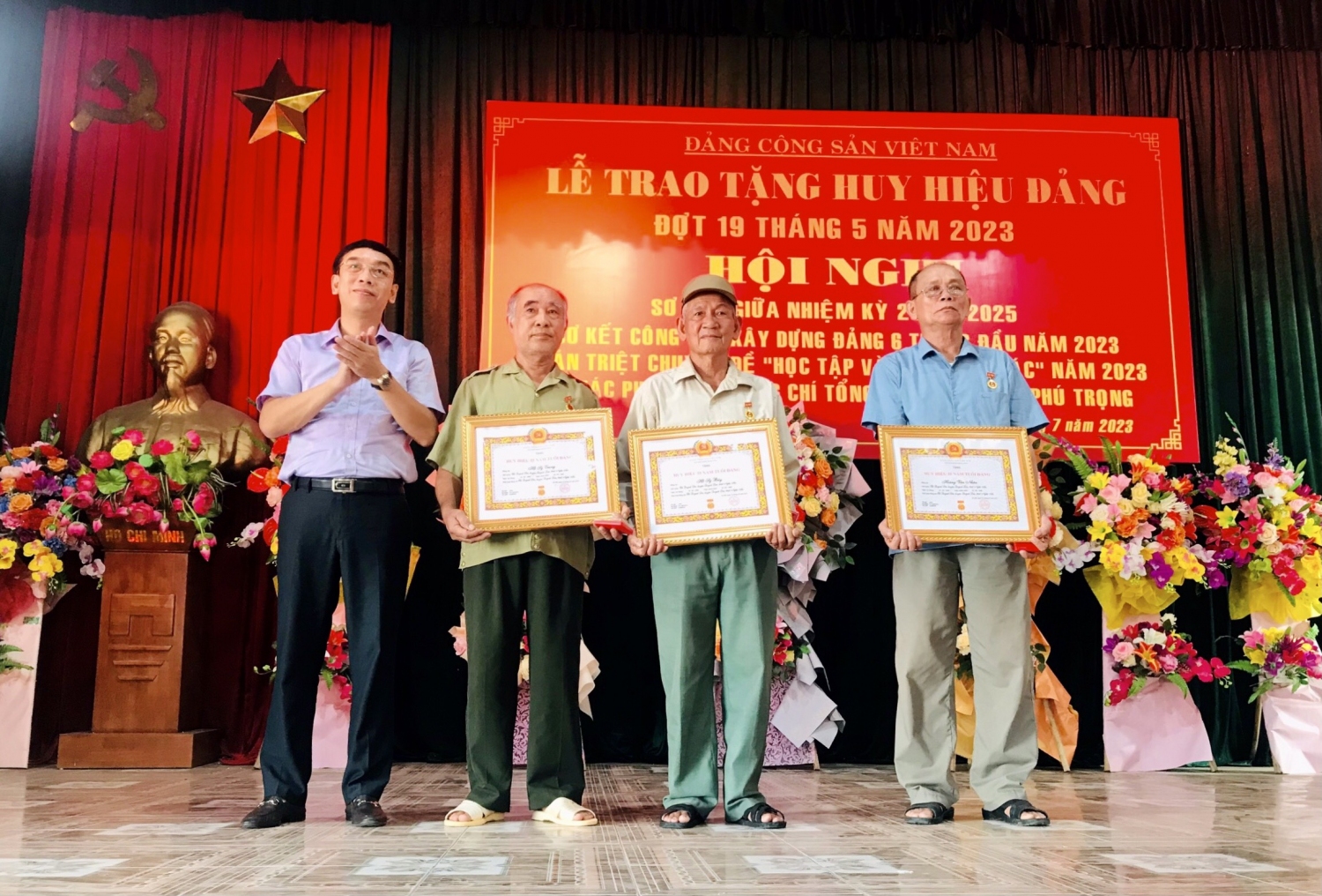 Đ/c Thượng tá Tá Đình Tuấn trao huy hiệu 55 năm tuổi đảng cho các đồng chí