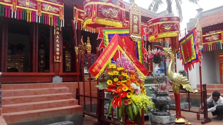 Lễ dâng hương tại đền thờ Hồ Sỹ Dương