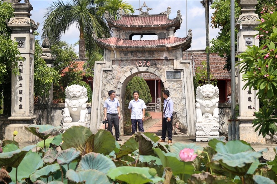 Trước cổng đền thờ Hoàng Khánh ở Quỳnh Đôi. Ảnh: H.Thơ.